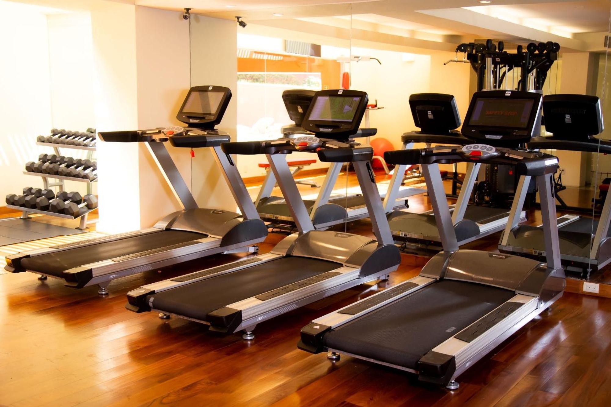 Camino Real Monterrey Hotel San Pedro Garza Garcia Екстериор снимка Treadmills in a gym